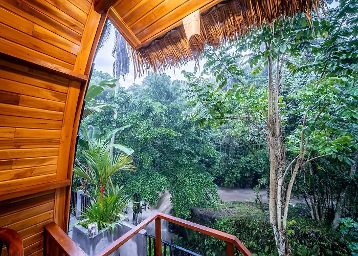 Oemah Ubud - Waterfall ホームステイ パヤンガン